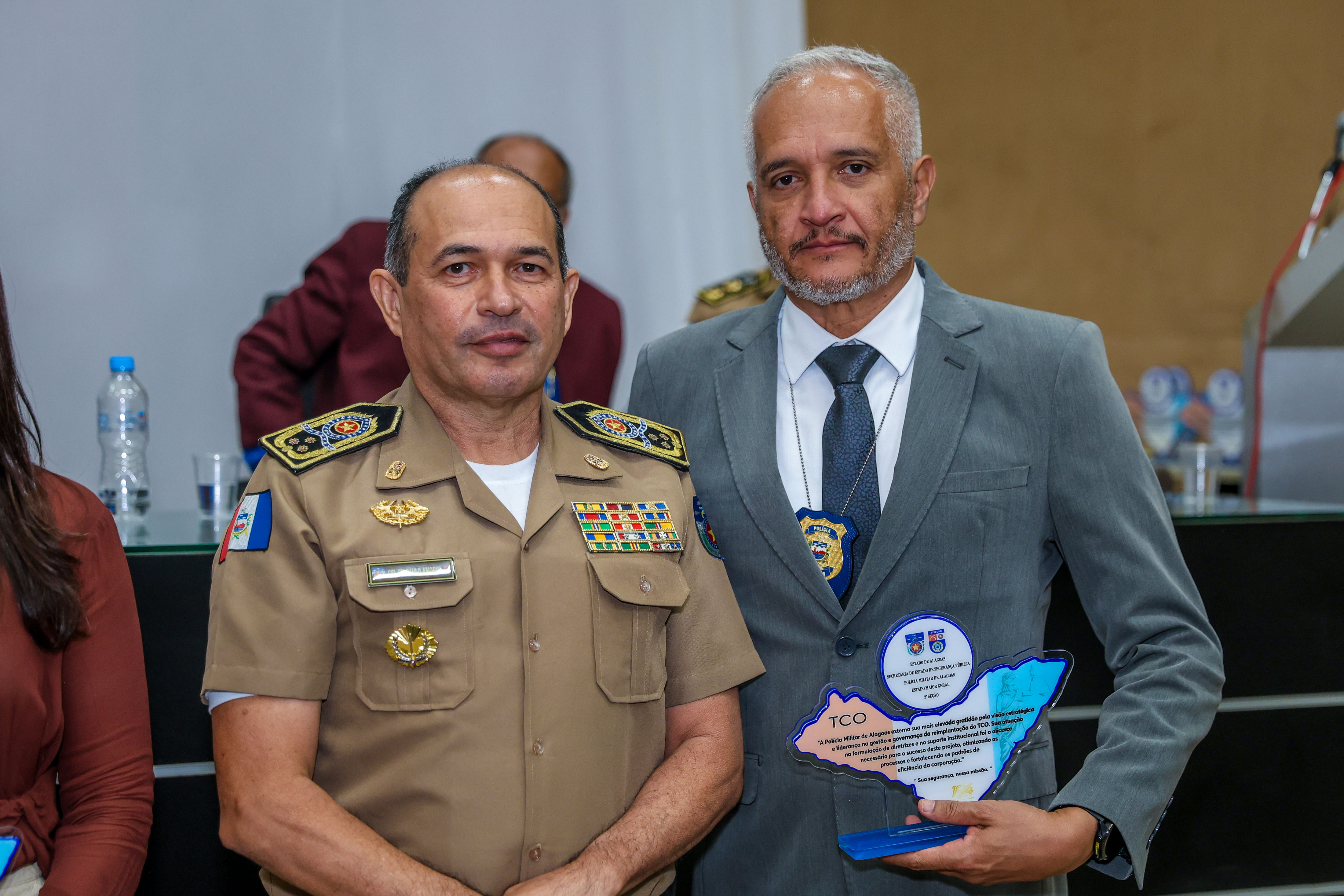 Perito-geral Kleber Santana recebeu a homenagem das mãos do Comandante da PM CEL. Paulo Amorim. Fotos: Ascom PM